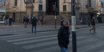 En una jornada de mucho frío, varias personas recorrieron la peatonal Córdoba de Rosario.