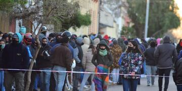 También colpasó el centro vacunatorio en el Club Comunicaciones, filas de hasta 10 cuadras de largo.