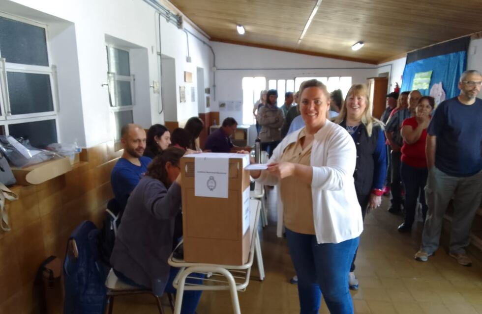 Elecciones 2023 en Tres Arroyos: Mara Redivo emitió su voto