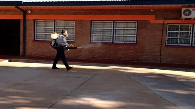 Realizan fumigaciones en escuelas de Eldorado para el retorno a clases.