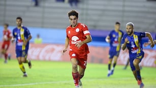 El foco en la pelota. Hasta aquí, el aporte de Francisco González Metilli a Belgrano no pasó por la creación (Prensa Belgrano).