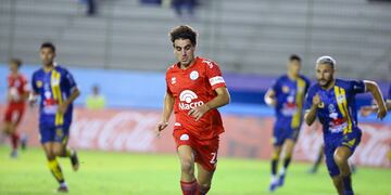 El foco en la pelota. Hasta aquí, el aporte de Francisco González Metilli a Belgrano no pasó por la creación (Prensa Belgrano).