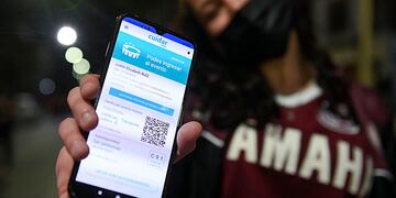 Télam
El pase sanitario para el transporte de media y larga distancia dentro del territorio bonaerense que acredite el esquema de vacunación completo contra el coronavirus comenzó a regir hoy para las personas mayores de 13 años, tras la publicación en el Boletín Oficial de la resolución conjunta N°1 de los ministerios de Salud y Transporte.