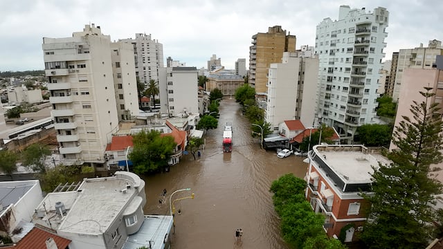 El temporal hizo estragos en Bahía Blanca. (AP)