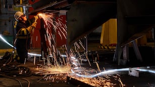 Lanzan una plataforma para denunciar incumplimientos laborales: qué tipos de reclamos se puede hacer (AP Foto/Bernat Armangue, archivo)