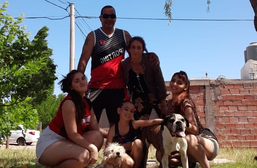 Un puntaltense debe operarse de la rodilla y su familia vende rifas para ayudarlo