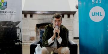 Presentación del libro "De villanos a héroes" de Carlos Becco