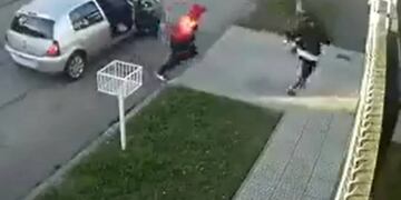 El momento exacto en el que uno de los delincuentes está por meterse dentro de la casa. Captura de video.