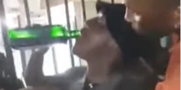 Jugó una apuesta, tomó una botella de licor en dos minutos y murió.
