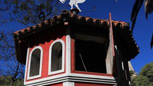 Rompieron la caseta del reloj floral de la Plaza 25 de mayo