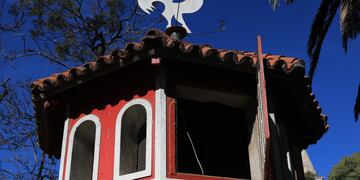 Rompieron la caseta del reloj floral de la Plaza 25 de mayo
