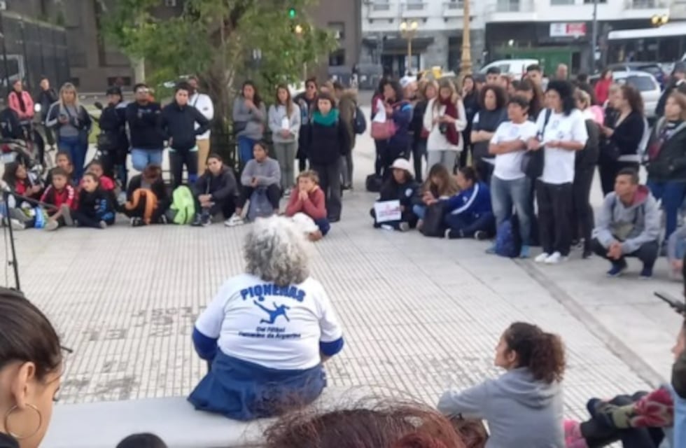 Realizaron una Asamblea de Fútbol Femenino frente al Congreso: pidieron mejores condiciones y justicia por Juliana Gómez