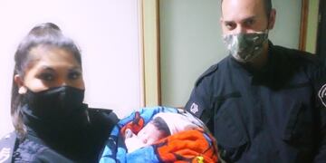 Dos policías de Bahía Blanca ayudaron a una mujer en su casa con su recién nacido