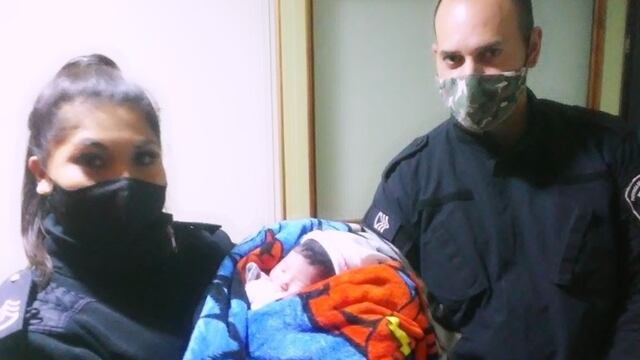Dos policías de Bahía Blanca ayudaron a una mujer en su casa con su recién nacido