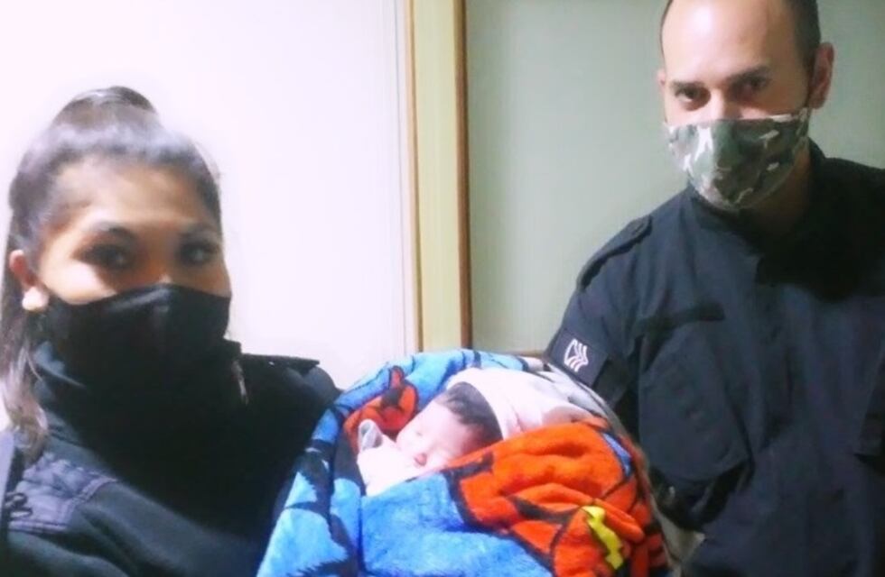 Policías de Bahía asistieron a una mujer que dio a luz a su bebé en su casa