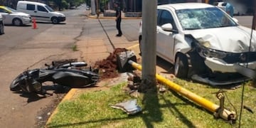 Violento accidente vial en Posadas: dos personas heridas.