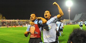 César Pereyra y Juan Carlos Maldonado festejan el 2-0 de Belgrano ante River en el Gigante de Alberdi por el partido de ida de la Promoción de 2011. (La Voz / Archivo)