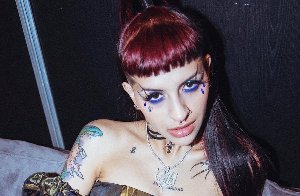 Con un mini top, Cazzu mostró todos sus tatuajes y presumió su cambio de look