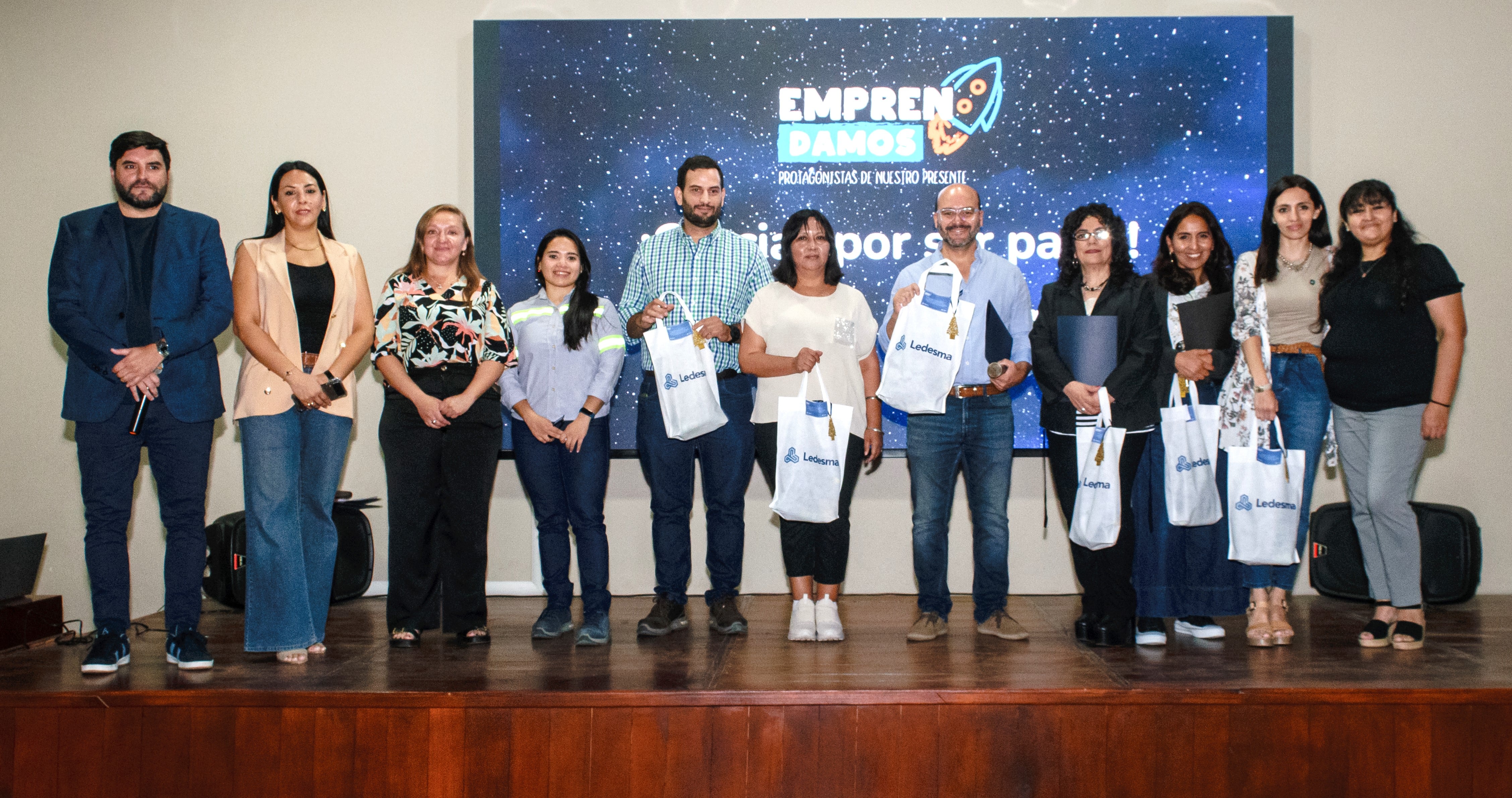 Los integrantes del jurado para la instancia final del Proyecto Educativo “Emprendamos”, en el cierre de la Expo Emprendamos Ledesma 2025.