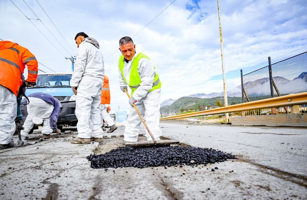 Ushuaia: continúan realizando trabajos de bacheo con personal municipal