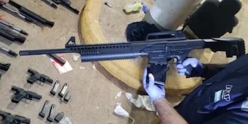 Increíble hallazgo en la Aduana Posadas-Encarnación: un arsenal de armas fue interceptado y su valor en el mercado es millonario.
