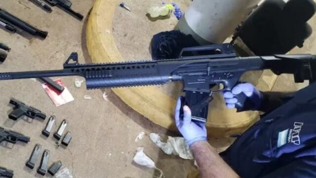 Increíble hallazgo en la Aduana Posadas-Encarnación: un arsenal de armas fue interceptado y su valor en el mercado es millonario.