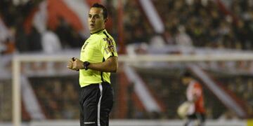 Fernando Espinoza no arbitra a Instituto desde 2015. En Belgrano, protagonizó una polémica (La Voz archivo).