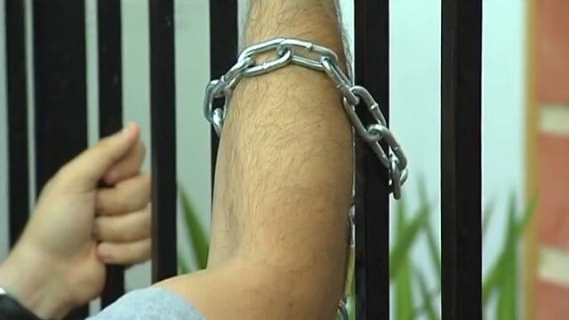 Un hombre se encadenó en el Ministerio de Desarrollo Social para pedir alimentos para los pescadores