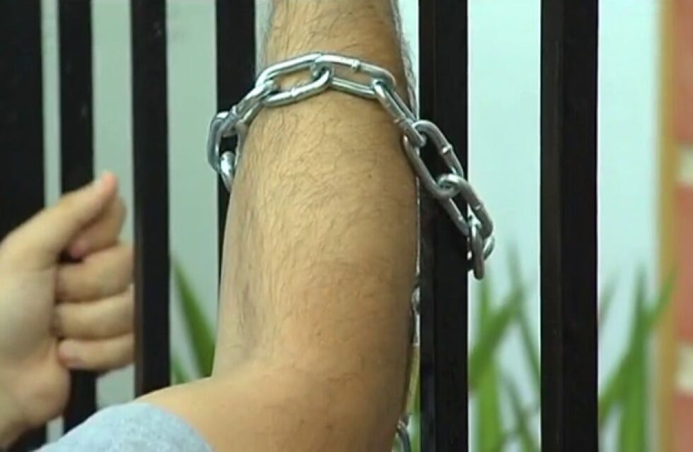 Un hombre se encadenó en el Ministerio de Desarrollo Social para pedir alimentos para los pescadores