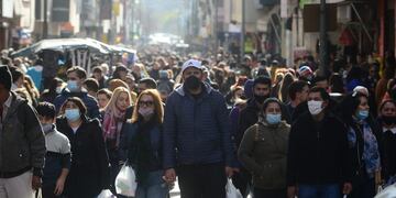Los comercios se ven abarrotados en el centro de la ciudad.