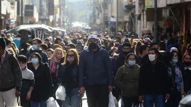 Los comercios se ven abarrotados en el centro de la ciudad.