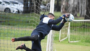 Milton Álvarez continuará defendiendo el arco de Gimnasia y Esgrima de Jujuy. Renovó su contrato hasta 2027.
