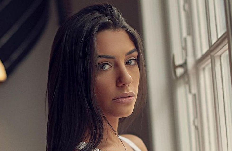 Desde Paris, Rosina de Gran Hermano conquistó a sus seguidores con un vestido dorado y espalda al descubierto