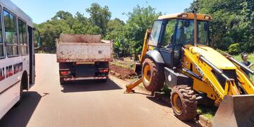 Trabajos en espacios públicos, bacheos y construcción de vereda peatonal de Oberá