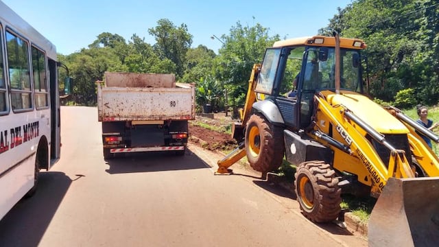 Trabajos en espacios públicos, bacheos y construcción de vereda peatonal de Oberá