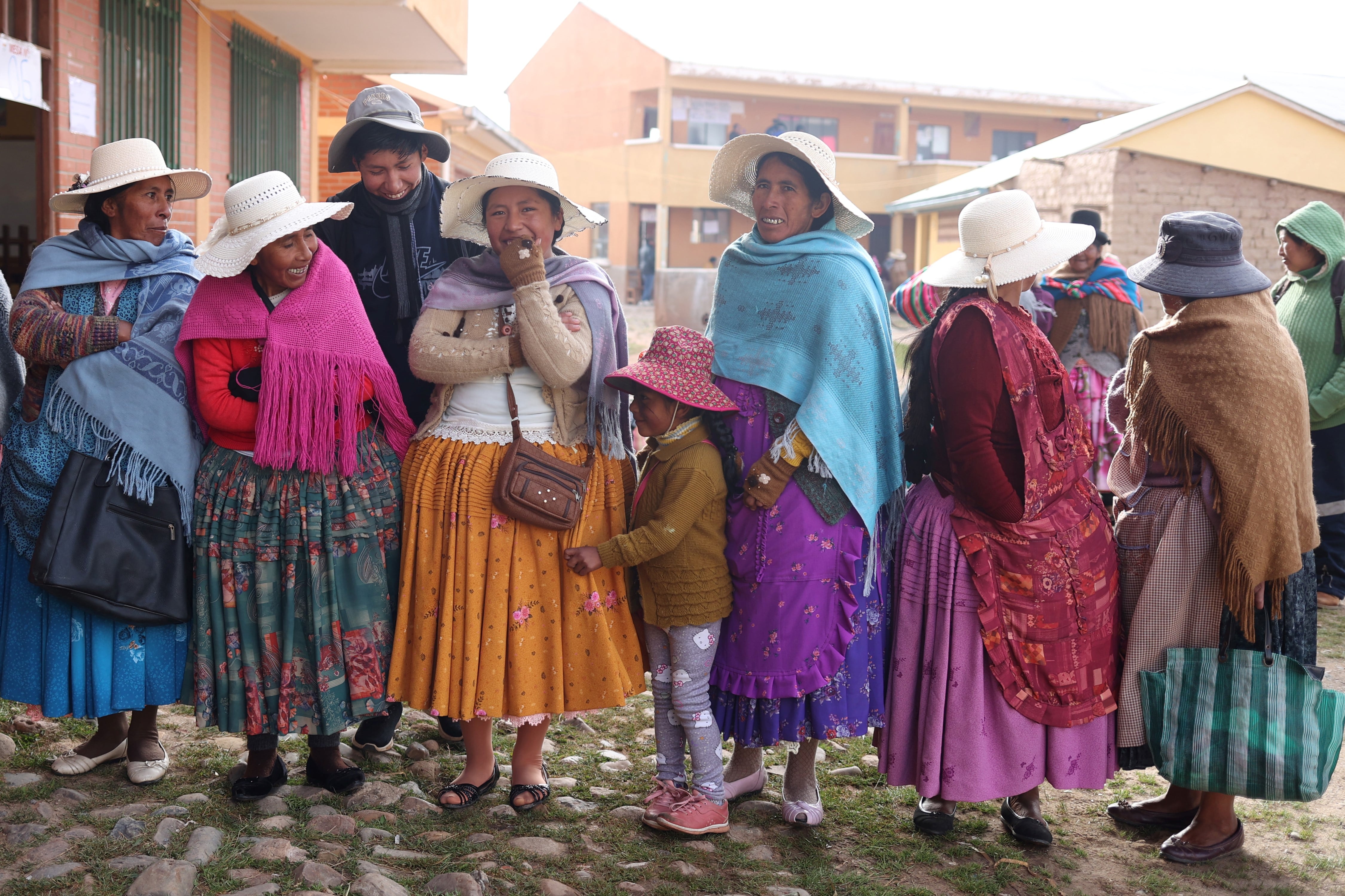 Mujeres de la comunidad de Laja esperan en una fila para votar este domingo, en la segunda vuelta electoral convocada en Bolivia para elegir presidente entre los opositores Rodrigo Paz y Jorge "Tuto" Quiroga. Los comicios finamente dieron como ganador al actual senador Paz.
