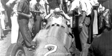 Fangio, con su Talbot, en el circuito de las 500 Millas de Rafaela