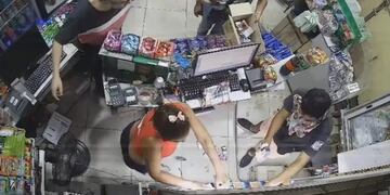 Un grupo de ladrones protagonizó un violento robo en el centro de Córdoba.