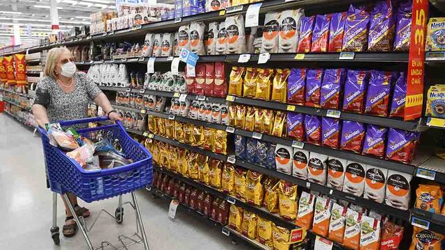 Mercadería en las góndolas de los supermercados