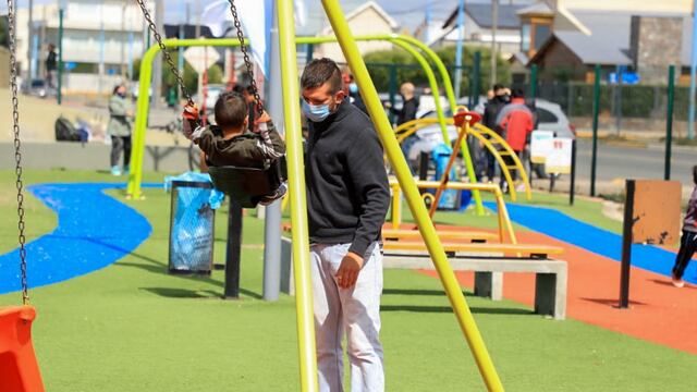La actividad se desarrolló en la Plaza del Delfín y en el Playón que se encuentra frente al edificio municipal, momento en el cual los chicos y chicas, junto a sus familias, pudieron disfrutar de juegos de integración.