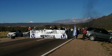 Trabajadores de Vialidad cortan ruta 7 para pedir paritarias