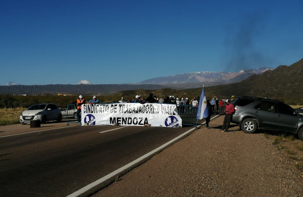 Trabajadores de Vialidad cortaron la ruta 7 para reclamar la apertura de paritarias