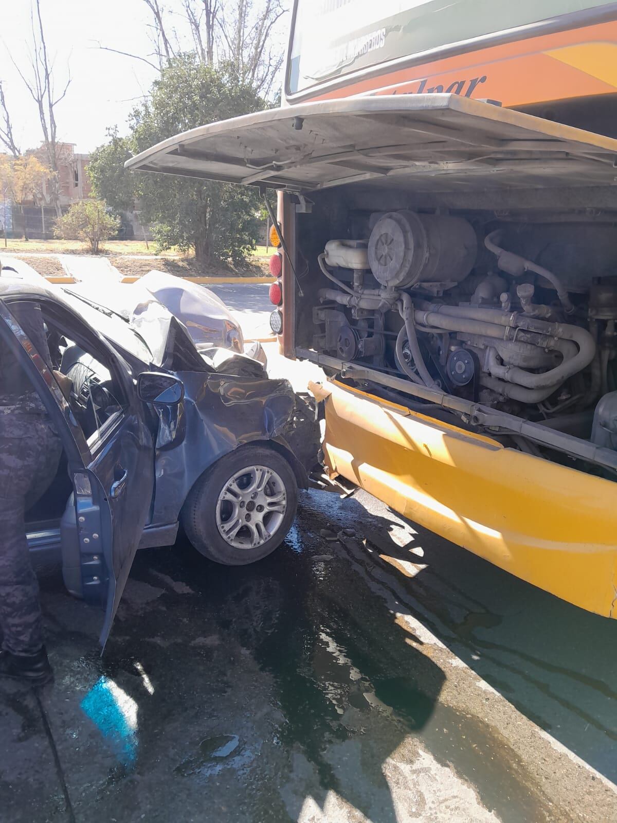 Un Fiat Siena chocó contra un colectivo en Córdoba.