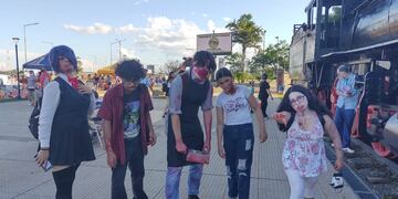 “Zombie Walk” en Posadas: jóvenes y adultos salieron a las calles a celebrar Halloween.