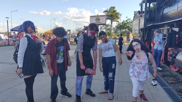 “Zombie Walk” en Posadas: jóvenes y adultos salieron a las calles a celebrar Halloween.