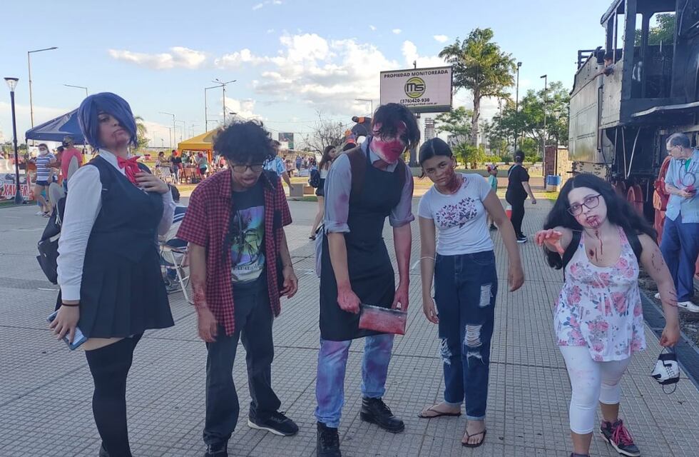 “Zombie Walk” en Posadas: jóvenes y adultos salieron a las calles a celebrar Halloween