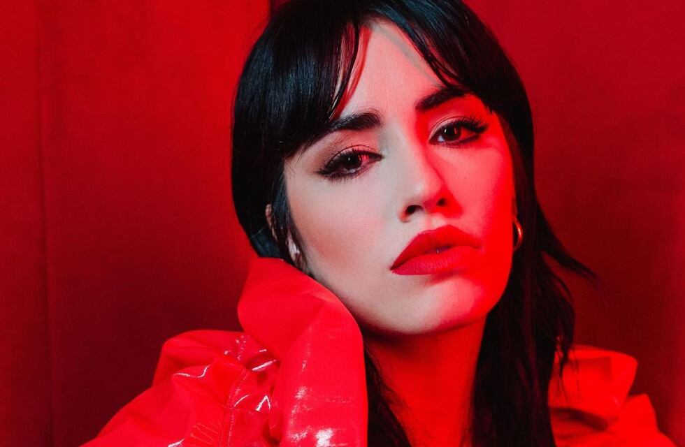 Lali Espósito deslumbró con un elegante vestido tubo acordonado y sin ropa interior debajo