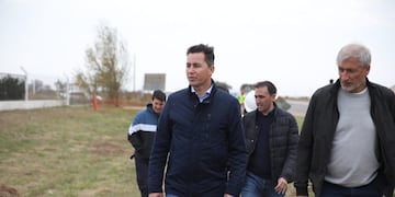 Manuel Calvo recorriendo obras junto a Héctor "Pichi" Campana.