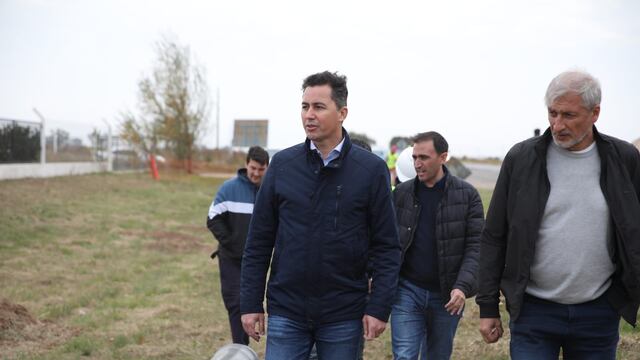 Manuel Calvo recorriendo obras junto a Héctor "Pichi" Campana.