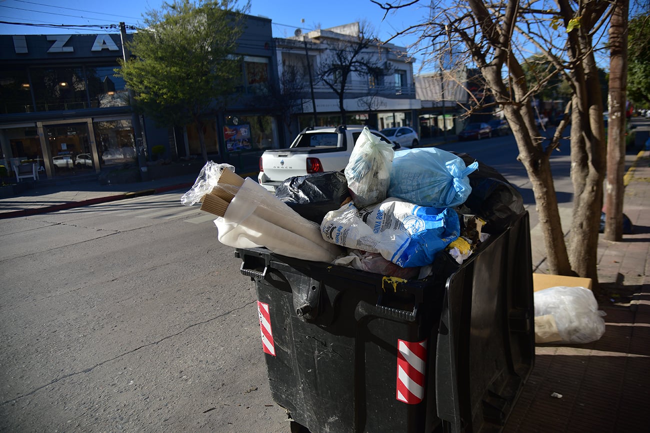 Basura acumulada en las veredas de las calles de Córdoba. (Pedro Castillo / La Voz)